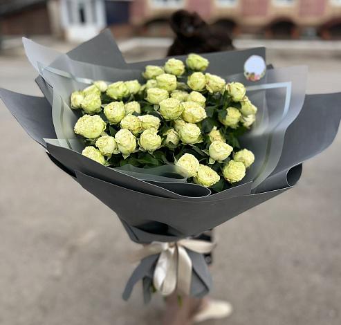 Букет Белые кустовые розы Солинеро в Мяундже