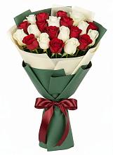 Букет Микс из красных и белых роз в Мяундже