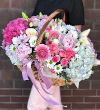 Композиция солнечный день в Мяундже Цветочная композиция из Розы, Хризантемы, Пионы и Лизиантусы в корзине в Мяундже
