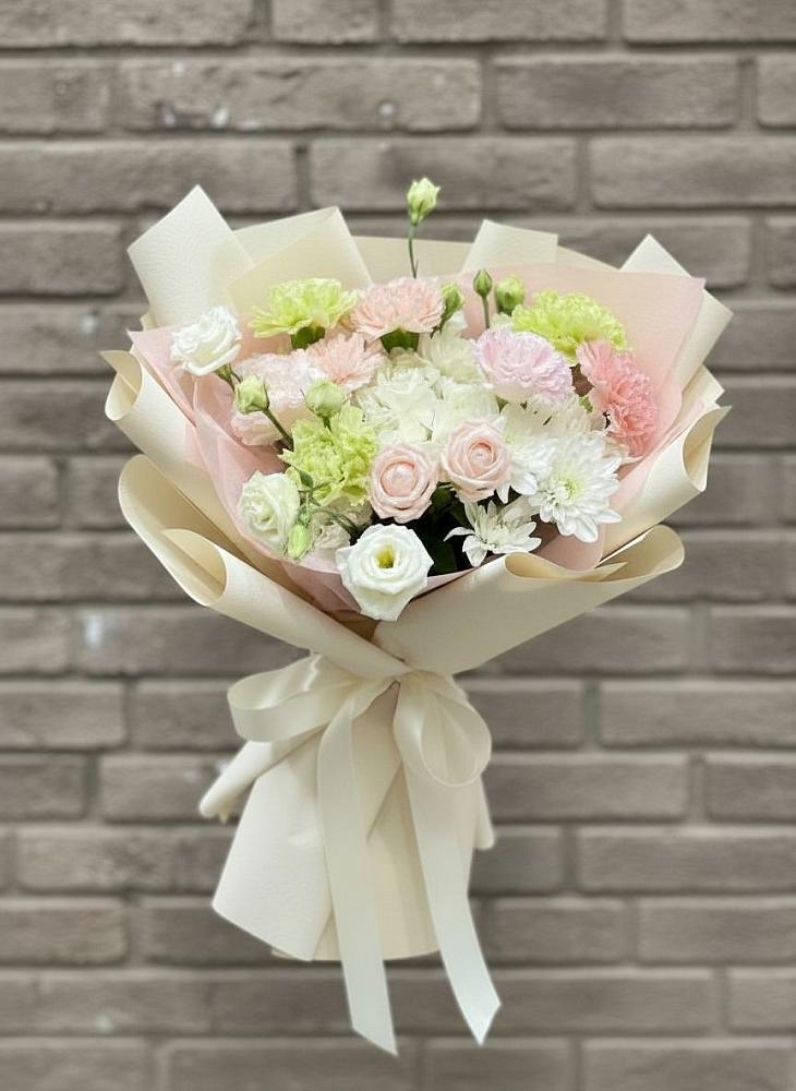 Букет цветов из: Гвоздики, Розы, Лизиантусы и Хризантемы в Мяундже