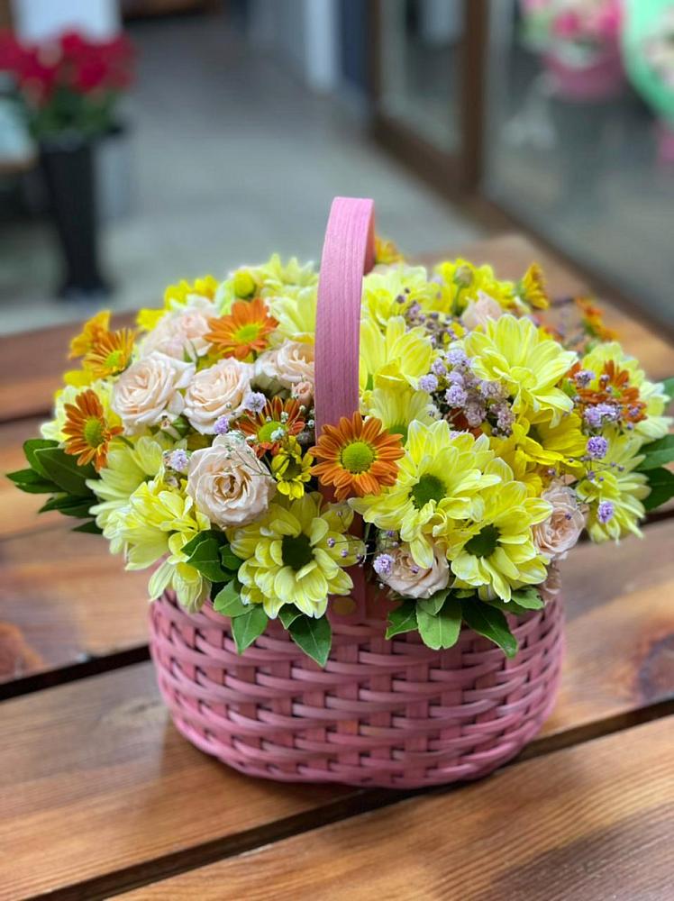 Цветочная композиция из Хризантемы и Розы в корзине в Мяундже
