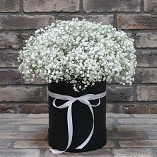 Цветочная композиция из Гипсофила в шляпной коробке в Мяундже