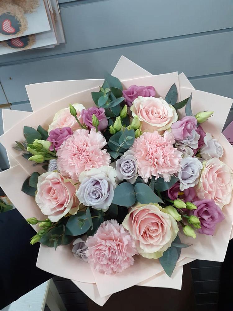 Букет цветов из: Розы, Гвоздики и Лизиантусы в Мяундже