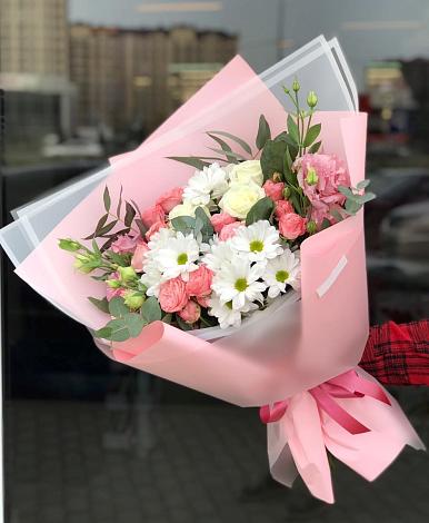 Букет цветов из: Розы, Лизиантусы и Хризантемы в Мяундже