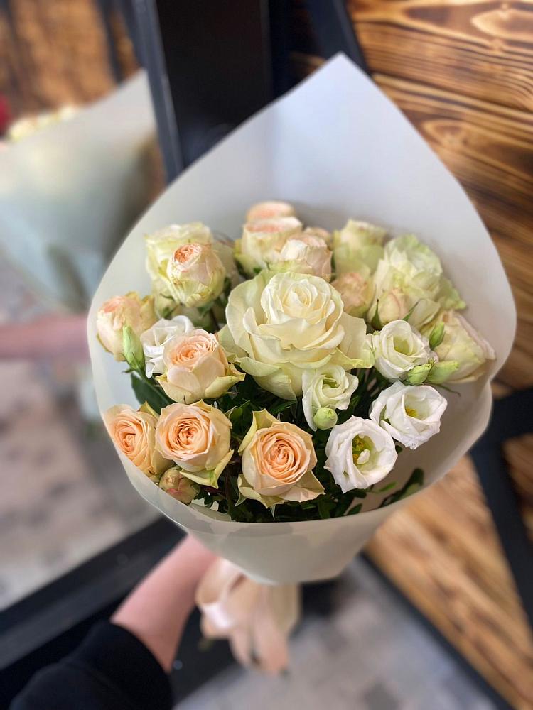 Букет цветов из: Розы и Лизиантусы в Мяундже